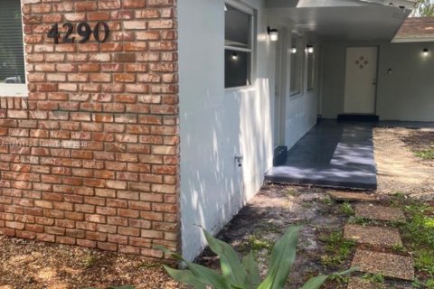 Propiedad comercial en venta en Oakland Park, Florida, 144.37 m2 № 1782007 - foto 4