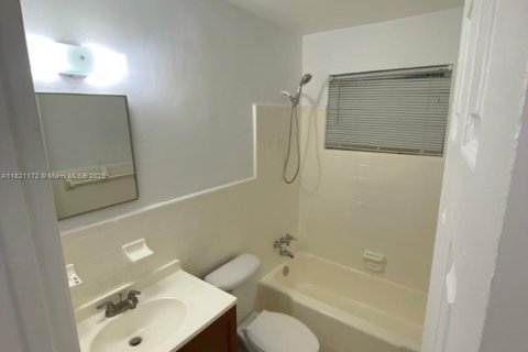 Propiedad comercial en venta en Oakland Park, Florida, 144.37 m2 № 1782007 - foto 14
