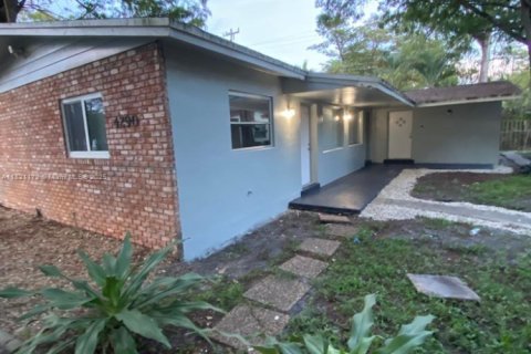 Propiedad comercial en venta en Oakland Park, Florida, 144.37 m2 № 1782007 - foto 3