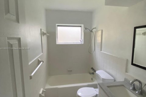 Propiedad comercial en venta en Oakland Park, Florida, 144.37 m2 № 1782007 - foto 25
