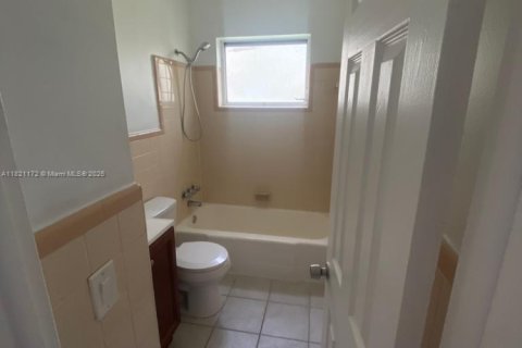 Propiedad comercial en venta en Oakland Park, Florida, 144.37 m2 № 1782007 - foto 13