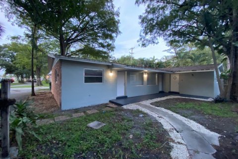 Propiedad comercial en venta en Oakland Park, Florida, 144.37 m2 № 1782007 - foto 2