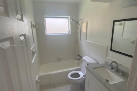 Propiedad comercial en venta en Oakland Park, Florida, 144.37 m2 № 1782007 - foto 11