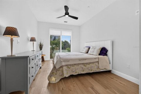 Condo in Saint Petersburg, Florida, 2 bedrooms  № 2308795 - photo 11
