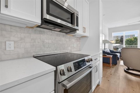 Condo in Saint Petersburg, Florida, 2 bedrooms  № 2308795 - photo 4