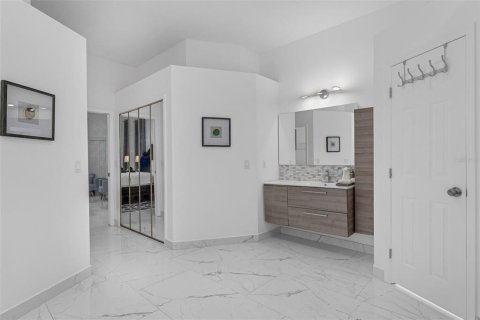 Casa en venta en Orlando, Florida, 4 dormitorios, 232.26 m2 № 1907448 - foto 19