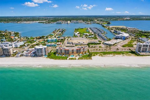 Copropriété à vendre à Madeira Beach, Floride: 3 chambres, 256.41 m2 № 2342483 - photo 14