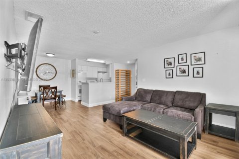 Condo in Davie, Florida, 1 bedroom  № 2274724 - photo 14