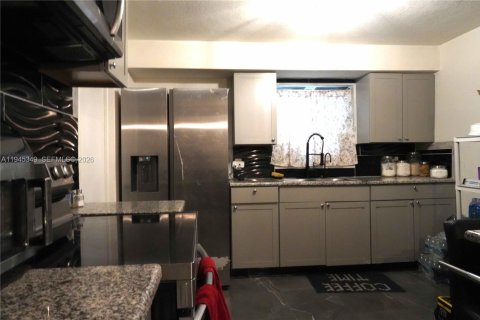 Casa en venta en North Miami Beach, Florida, 3 dormitorios, 137.22 m2 № 2002407 - foto 2