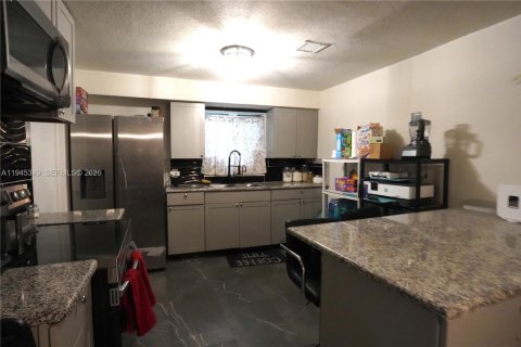Casa en venta en North Miami Beach, Florida, 3 dormitorios, 137.22 m2 № 2002407 - foto 3