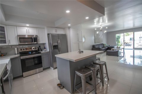 Touwnhouse à louer à North Miami, Floride: 2 chambres, 137.68 m2 № 2154186 - photo 2