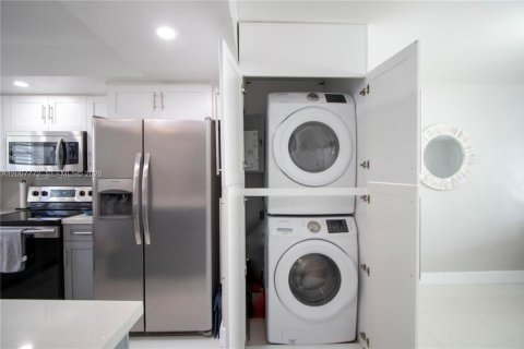 Touwnhouse à louer à North Miami, Floride: 2 chambres, 137.68 m2 № 2154186 - photo 5