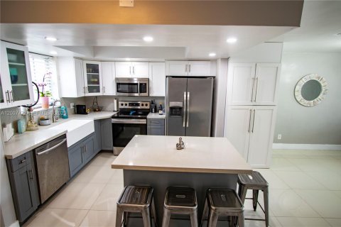 Touwnhouse à louer à North Miami, Floride: 2 chambres, 137.68 m2 № 2154186 - photo 3