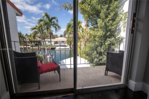 Touwnhouse à louer à North Miami, Floride: 2 chambres, 137.68 m2 № 2154186 - photo 10