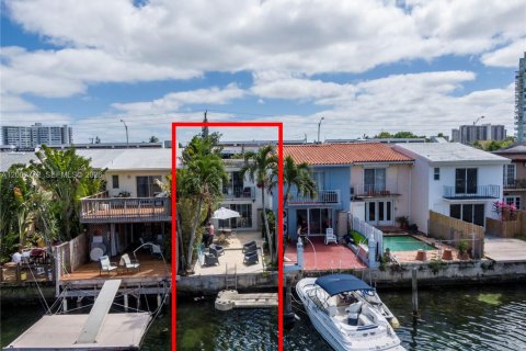 Touwnhouse à louer à North Miami, Floride: 2 chambres, 137.68 m2 № 2154186 - photo 13