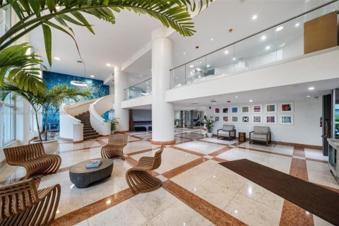 Condominio en venta en Bay Harbor Islands, Florida, 2 dormitorios, 128.11 m2 № 1922051 - foto 17