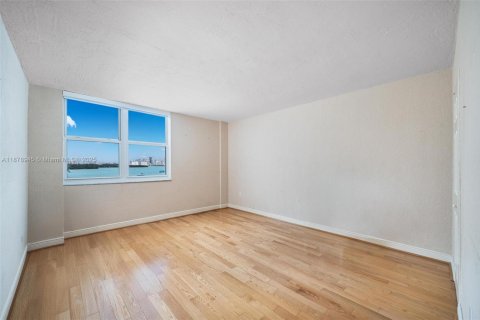 Condominio en venta en Bay Harbor Islands, Florida, 2 dormitorios, 128.11 m2 № 1922051 - foto 12