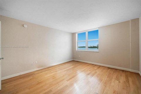 Condominio en venta en Bay Harbor Islands, Florida, 2 dormitorios, 128.11 m2 № 1922051 - foto 13