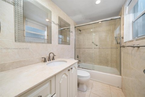 Condominio en venta en Bay Harbor Islands, Florida, 2 dormitorios, 128.11 m2 № 1922051 - foto 11