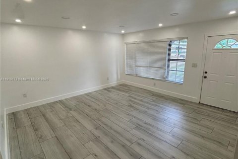 Villa ou maison à louer à Miami Gardens, Floride: 4 chambres, 143.16 m2 № 1966410 - photo 4