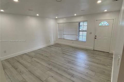 Villa ou maison à louer à Miami Gardens, Floride: 4 chambres, 143.16 m2 № 1966410 - photo 3