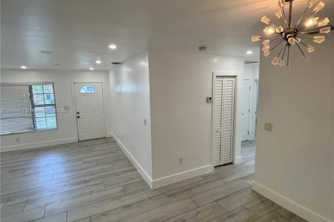 Villa ou maison à louer à Miami Gardens, Floride: 4 chambres, 143.16 m2 № 1966410 - photo 11