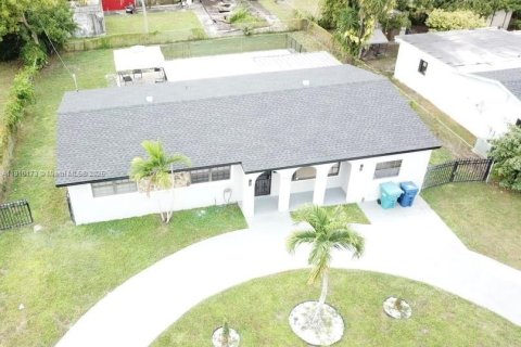 Villa ou maison à louer à Miami Gardens, Floride: 4 chambres, 143.16 m2 № 1966410 - photo 1