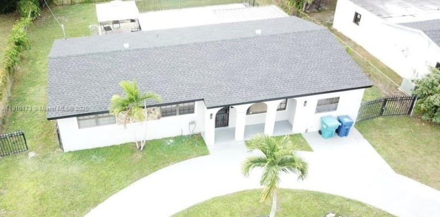 Villa ou maison à Miami Gardens, Floride 4 chambres, 143.16 m2 № 1966410