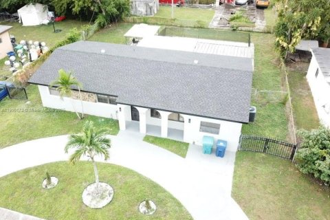 Villa ou maison à louer à Miami Gardens, Floride: 4 chambres, 143.16 m2 № 1966410 - photo 2