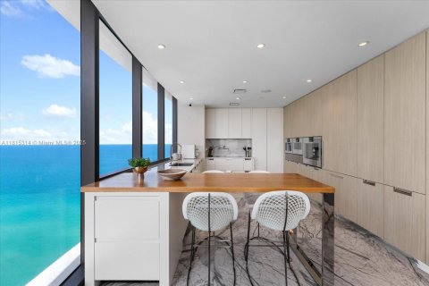 Купить кондоминиум в Санни-Айлс-Бич, Флорида 3 спальни, 286.14м2, № 2022735 - фото 20