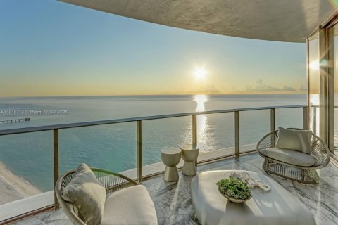 Купить кондоминиум в Санни-Айлс-Бич, Флорида 3 спальни, 286.14м2, № 2022735 - фото 2