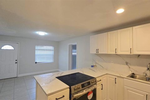 House in Orlando, Florida 4 bedrooms, 160.26 sq.m. № 1808512 - photo 2