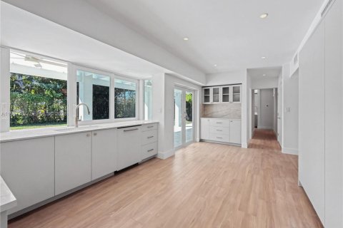 Villa ou maison à vendre à Pinecrest, Floride: 4 chambres, 220.36 m2 № 2169354 - photo 5