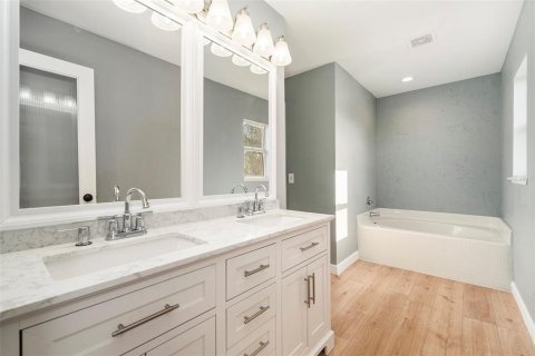 House in Wesley Chapel, Florida 4 bedrooms, 204.38 sq.m. № 1649776 - photo 21