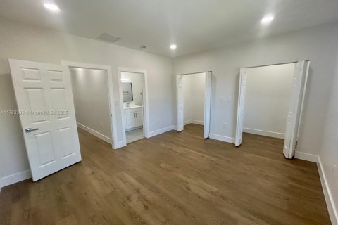 Commercial property in Miami, Florida 371.61 sq.m. № 1860567 - photo 13
