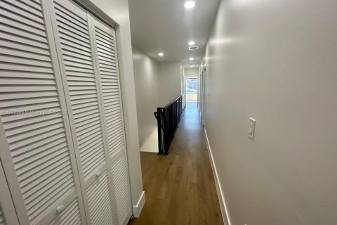 Commercial property in Miami, Florida 371.61 sq.m. № 1860567 - photo 12