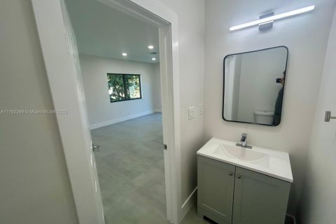 Commercial property in Miami, Florida 371.61 sq.m. № 1860567 - photo 9