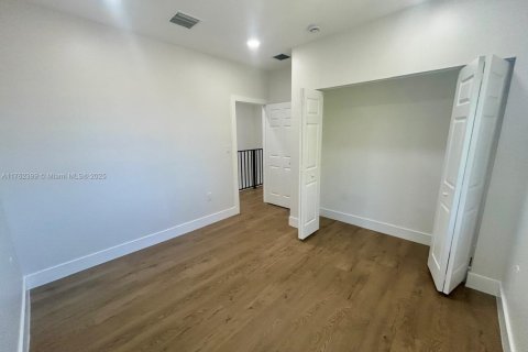 Commercial property in Miami, Florida 371.61 sq.m. № 1860567 - photo 19