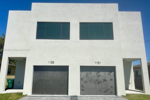 Commercial property in Miami, Florida 371.61 sq.m. № 1860567 - photo 2