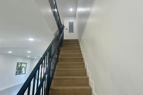 Commercial property in Miami, Florida 371.61 sq.m. № 1860567 - photo 11