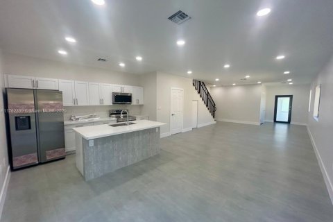 Commercial property in Miami, Florida 371.61 sq.m. № 1860567 - photo 6