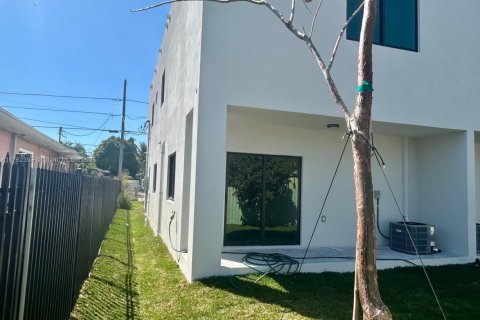 Commercial property in Miami, Florida 371.61 sq.m. № 1860567 - photo 29