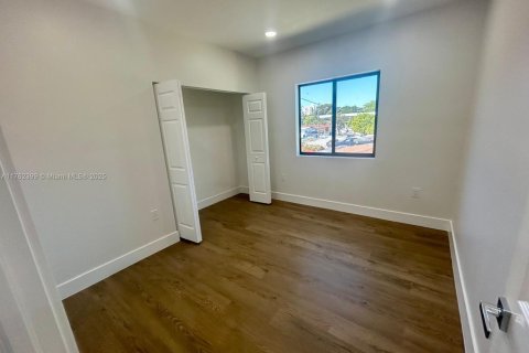 Commercial property in Miami, Florida 371.61 sq.m. № 1860567 - photo 20