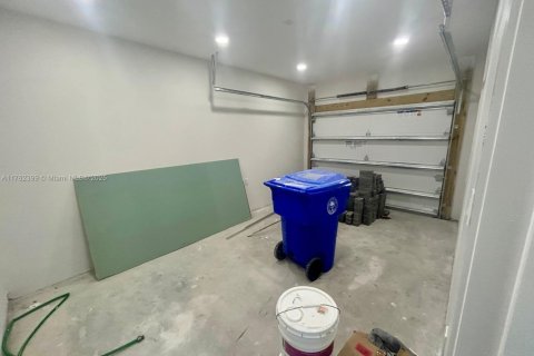 Commercial property in Miami, Florida 371.61 sq.m. № 1860567 - photo 10