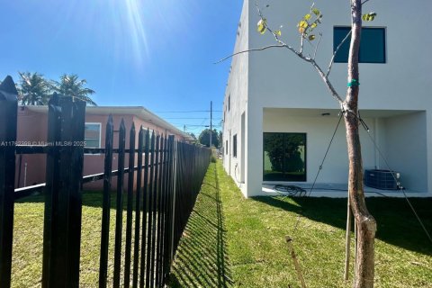Commercial property in Miami, Florida 371.61 sq.m. № 1860567 - photo 28