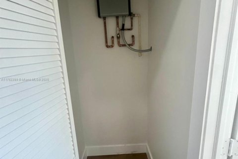 Commercial property in Miami, Florida 371.61 sq.m. № 1860567 - photo 25