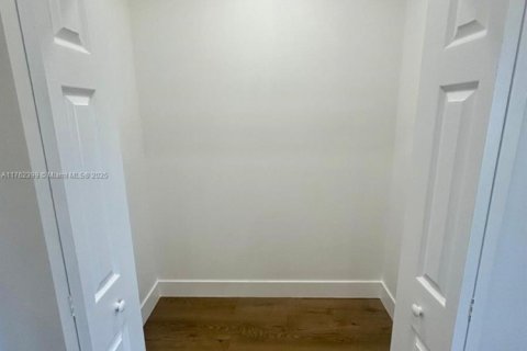 Commercial property in Miami, Florida 371.61 sq.m. № 1860567 - photo 16