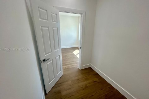 Commercial property in Miami, Florida 371.61 sq.m. № 1860567 - photo 22