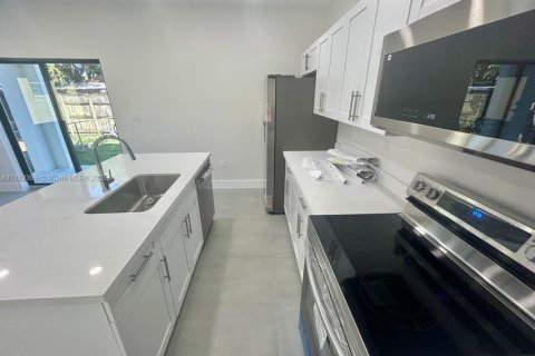 Commercial property in Miami, Florida 371.61 sq.m. № 1860567 - photo 7