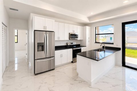 House in Cape Coral, Florida 4 bedrooms, 168.25 sq.m. № 2107868 - photo 7